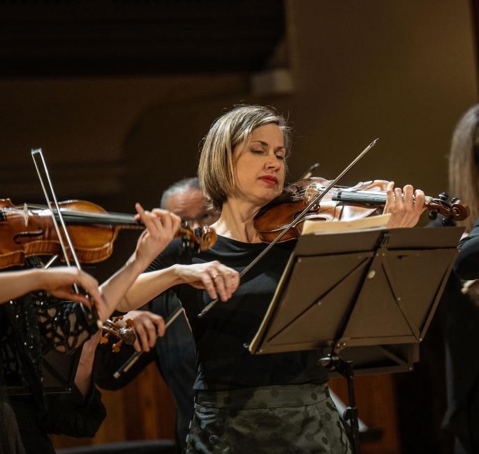 Photo of violinist Cristina Zacharias performing