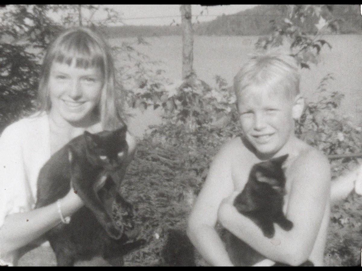 Rick Prelinger, Home movies of the home: Children Holding Black Cats (1944)