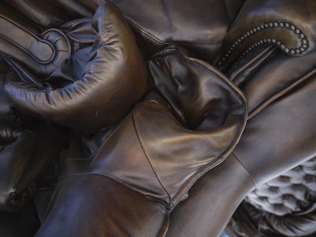 Brian Jungen, Couch Monster: Sadzěʔ yaaghęhch’ill (2022).