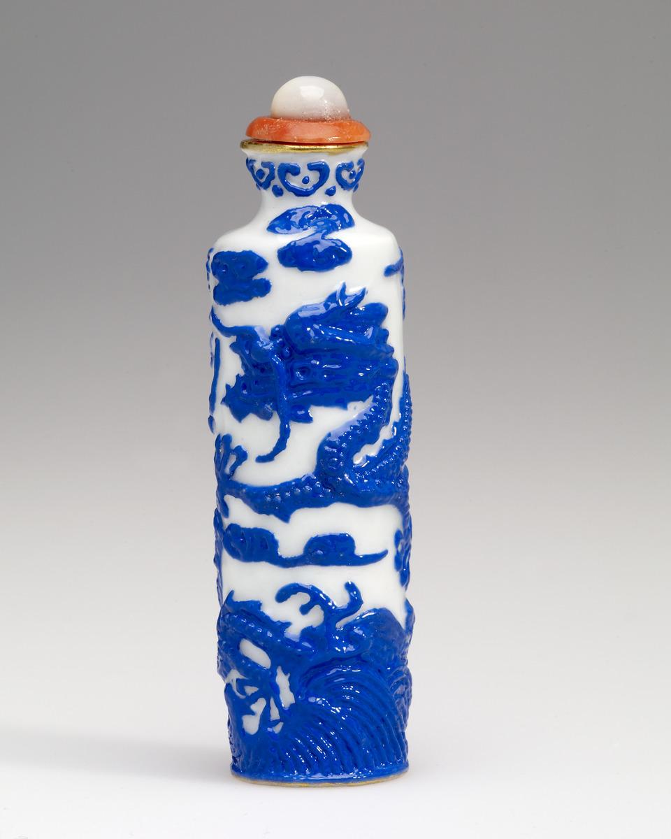 Snuff bottle in porcelain painted in enamels with two five clawed dragons,