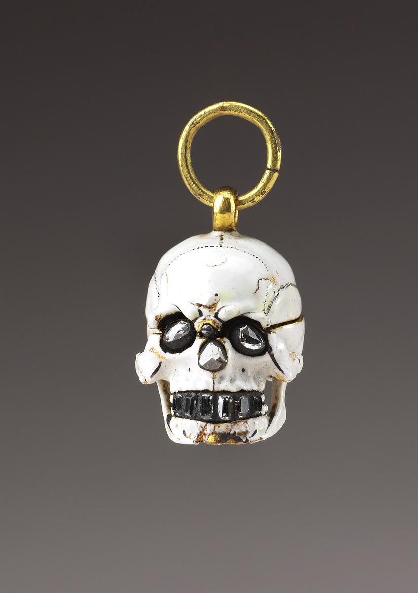 skull pendant with diamond eyes