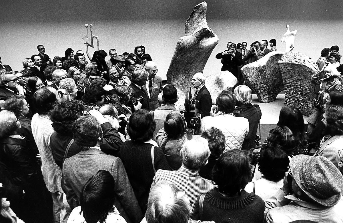Henry Moore with press and the public at the Henry Moore Sculpture Centre, October 1974. AGO Photographic Collection. Edward P. Taylor Library &amp; Archives, Art Gallery of Ontario.