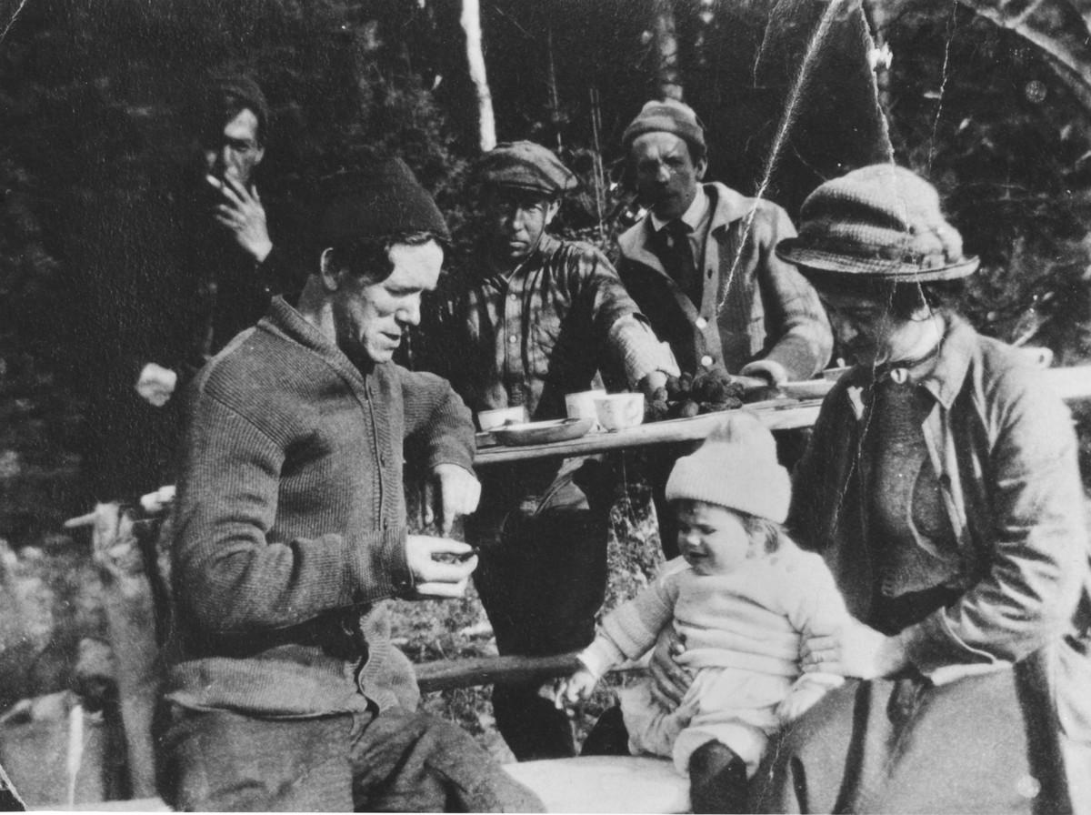 A black and white photograph of Tom Thomson, F.H. Varley, A.Y. Jackson, Arthur Lismer and his wife and daughter in Algonquin Park