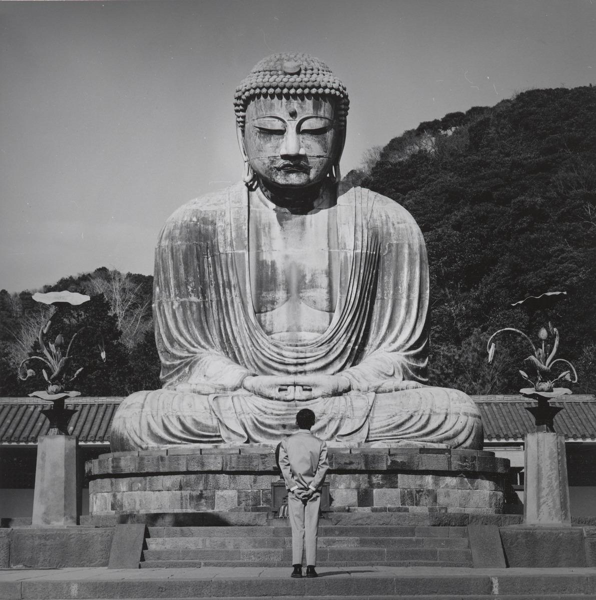 Tseng Kwong Chi. Kamakura, Japan, 1988.