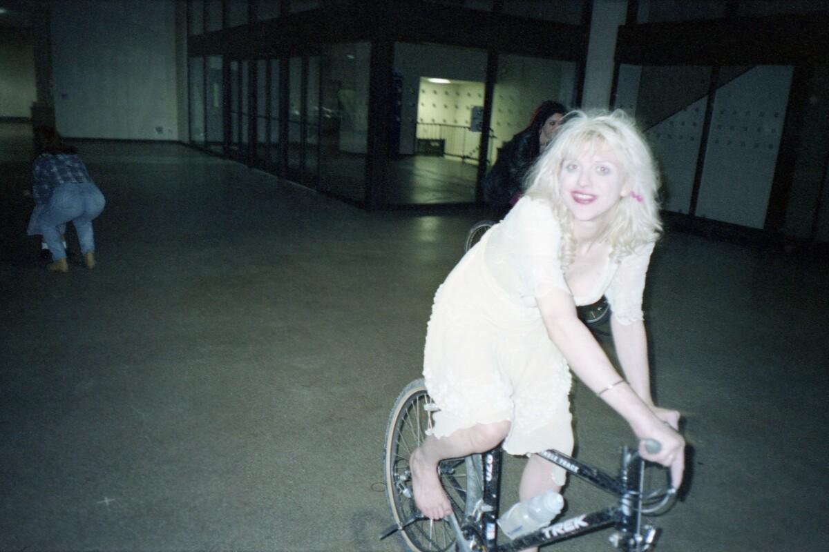 Melissa Auf der Maur, Courtney Love on Bike, Backstage